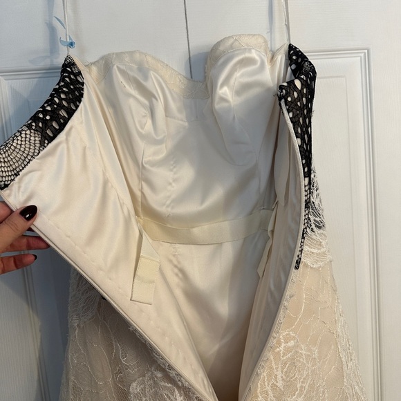 Vera Wang luxe Bridal Gown Black And White Size 10. 2014 Runway. Lace - Picture 9 of 16